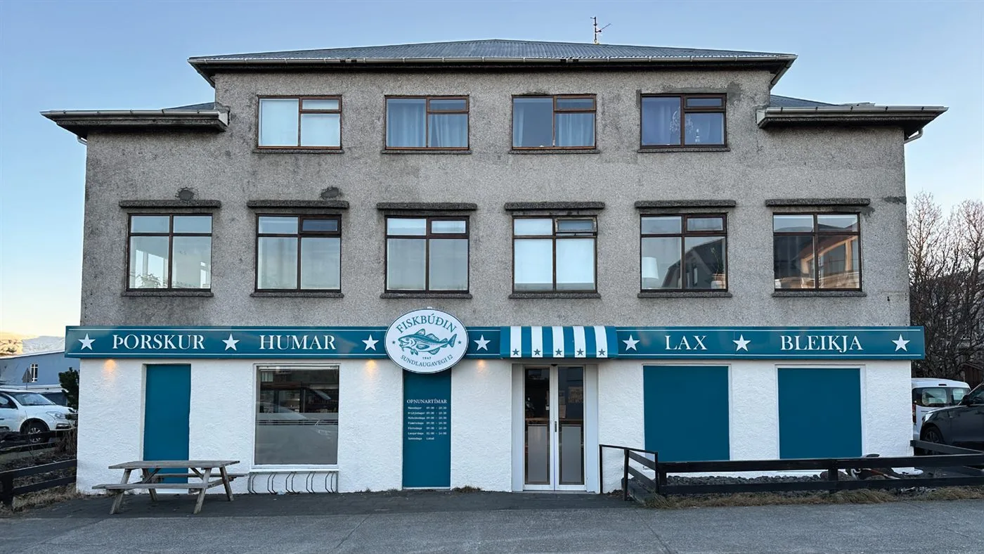 Húsið á horni Sundlaugavegar og Gullteigs með skilti Fiskbúðarinnar